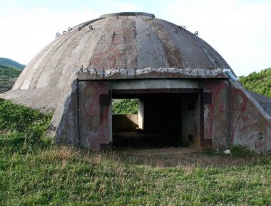 Πώς τα «bunkers» της Αλβανίας από την εποχή του Ε. Χότζα έχουν γίνει αποθήκες ναρκωτικών του Έντι Ράμα; (φωτό, βίντεο)